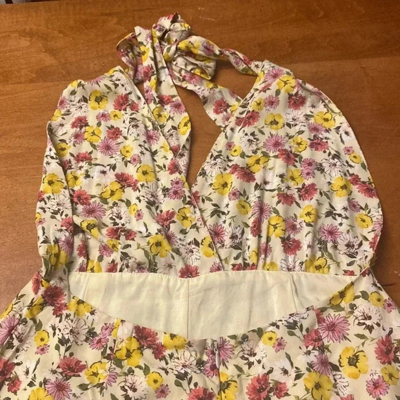 Forever 21 floral romper size M. NWOT and partial label. - Picture 3 of 12